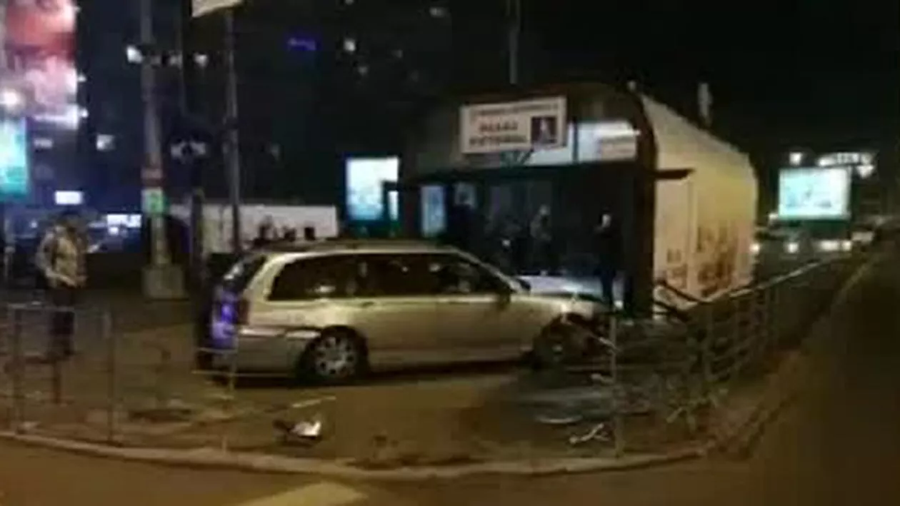 Accident spectaculos în Capitală: O mașină s-a oprit exact la intrarea în pasajului pietonal Obor (VIDEO)