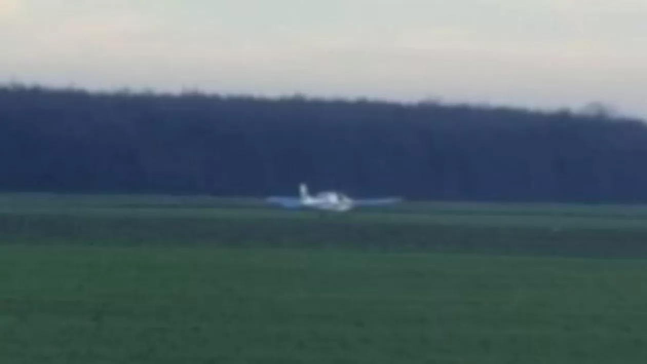 Incident aviatic în Dâmbovița: Un avion de mici dimensiuni a aterizat de urgență pe un câmp (VIDEO)
