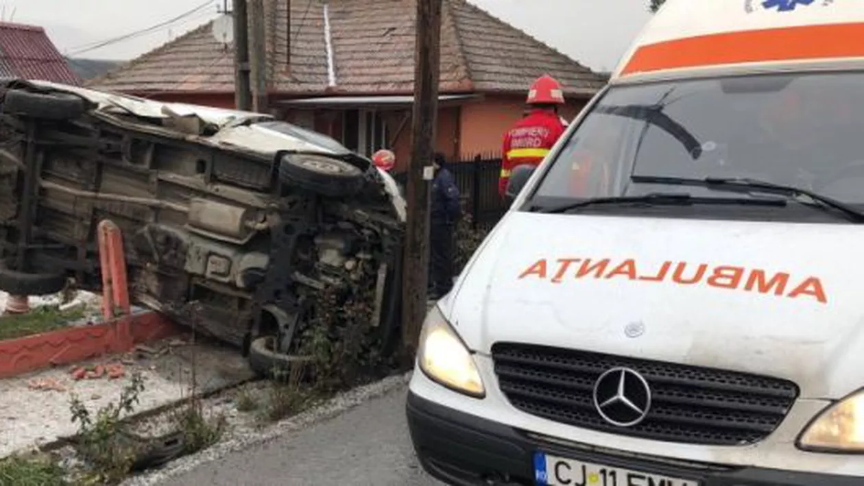 Accident spectaculos! O dubă care transporta VALORI s-a răsturnat în curtea unei case! (VIDEO)