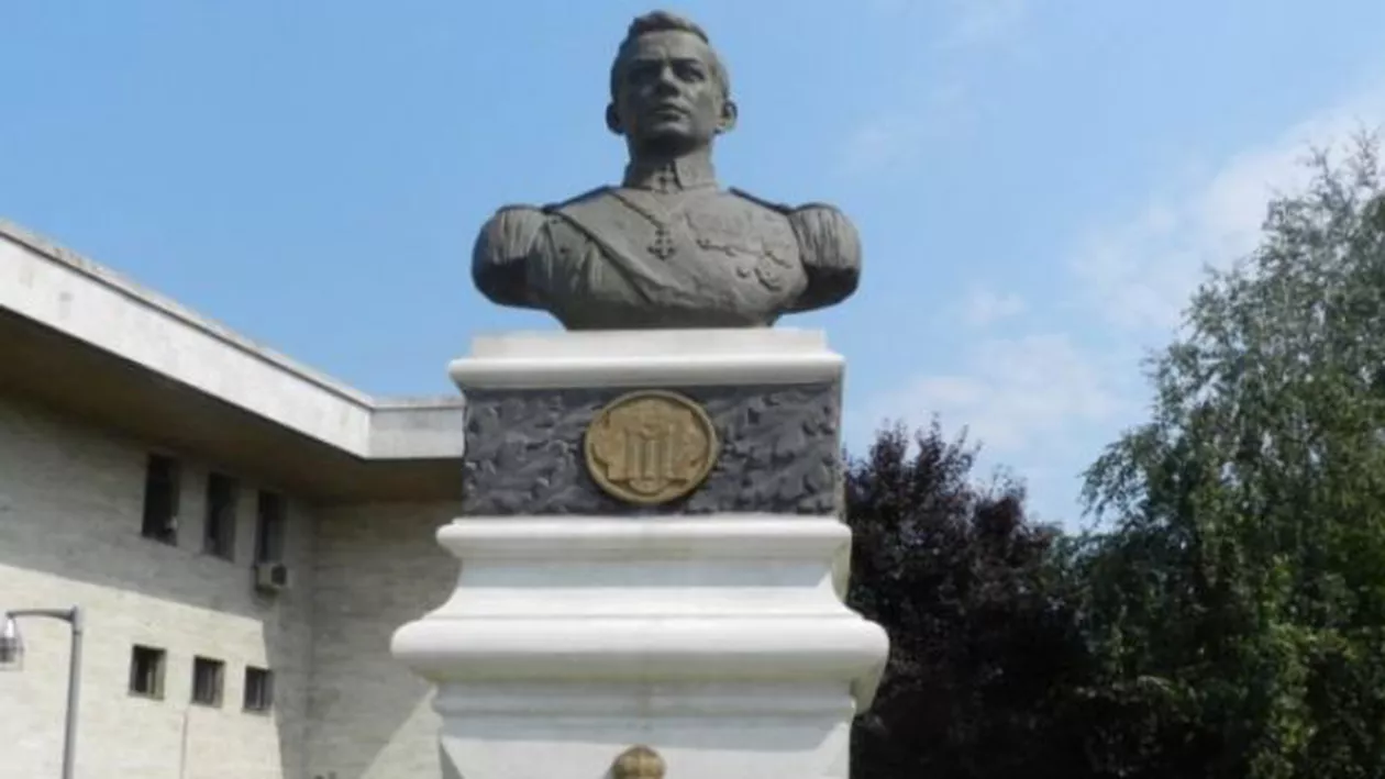 Bustul Regelui Mihai din Craiova, plin de găinaț (FOTO)