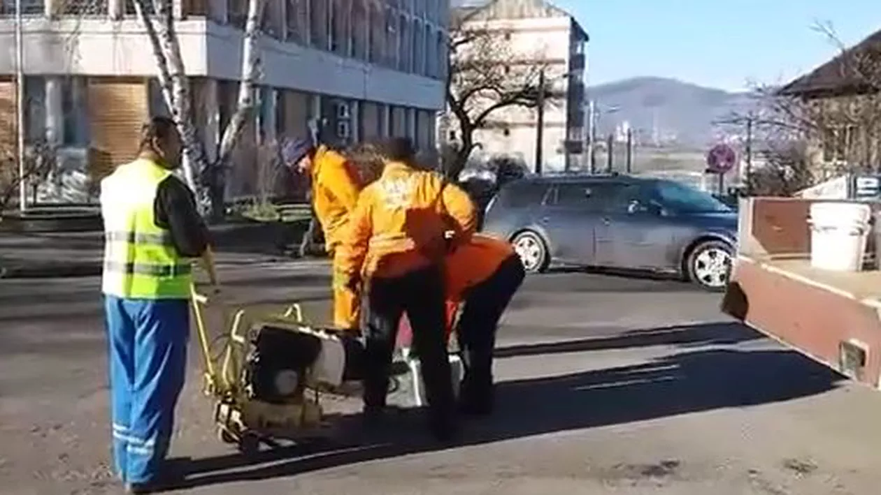 Din motive de înmormântare regală, gurile de canal sunt ASTUPATE (VIDEO)