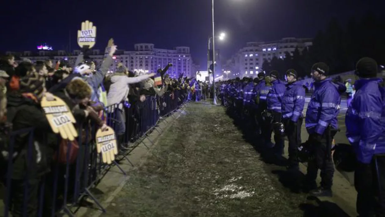 Nou protest în fața Parlamentului după votul privind statutul magistraților și ștergerea interdicțiilor ANI (FOTO, VIDEO)