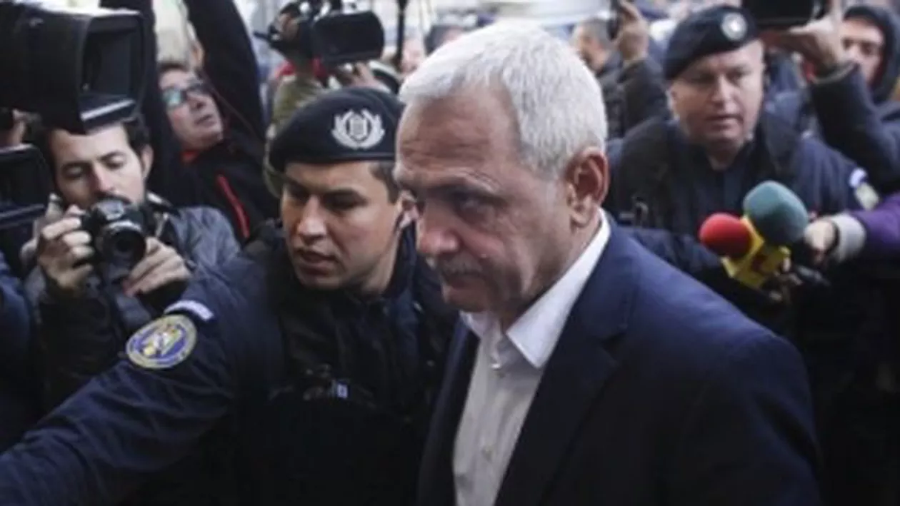 Bărbat amendat pentru că i-a făcut ”sclavi” pe jandarmii care s-au pus scut în fața lui Dragnea, la DNA