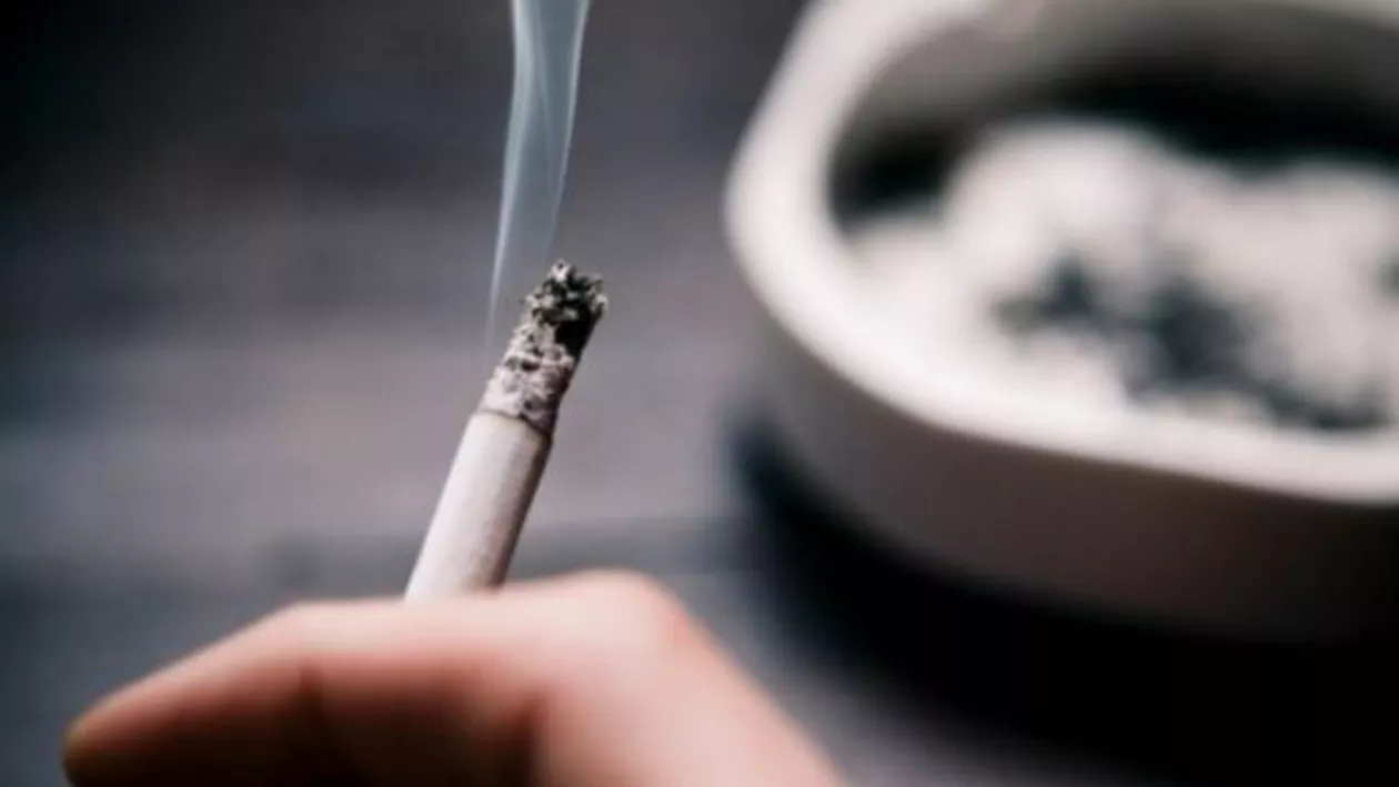 O fetiță de 3 ani din Tulcea, “încurajată” de familie să fumeze