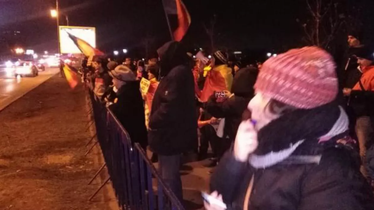 Nou protest în fața Parlamentului: Oamenii nu se lasă și cer cu orice preț oprirea atacului la justiție