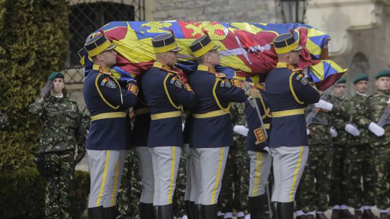 Cortegiul funerar a trecut pe sub Arcul de Triumf. Sicriul cu trupul neînsuflețit este depus la Palatul Regal (VIDEO, FOTO)