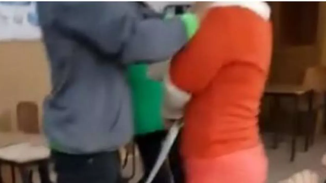 Elevul care și-a bătut profesoara, LĂSAT ÎN LIBERTATE!