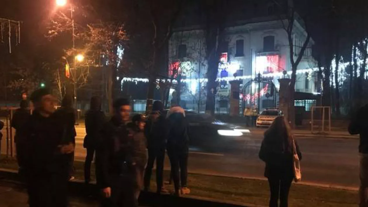 "Protestul tăcut" din fața sediului PSD durează de peste 24 de ore