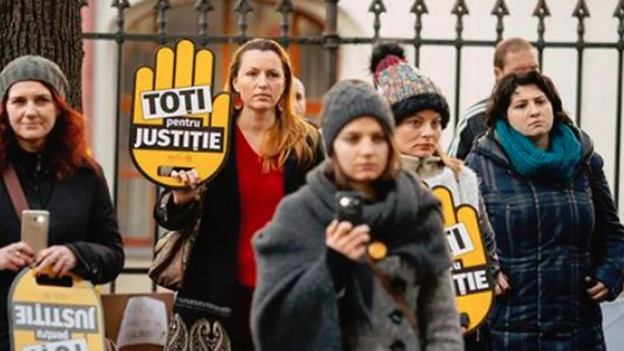 ”Voi vă vedeţi?” Flashmob cu oglinzi în fața sediului PSD din Sibiu (VIDEO)