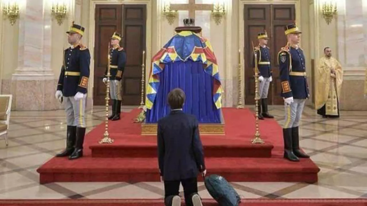 De la școala, direct la sicriul Regelui pentru întâlnirea cu istoria: Imaginea care a făcut înconjurul țării (FOTO)
