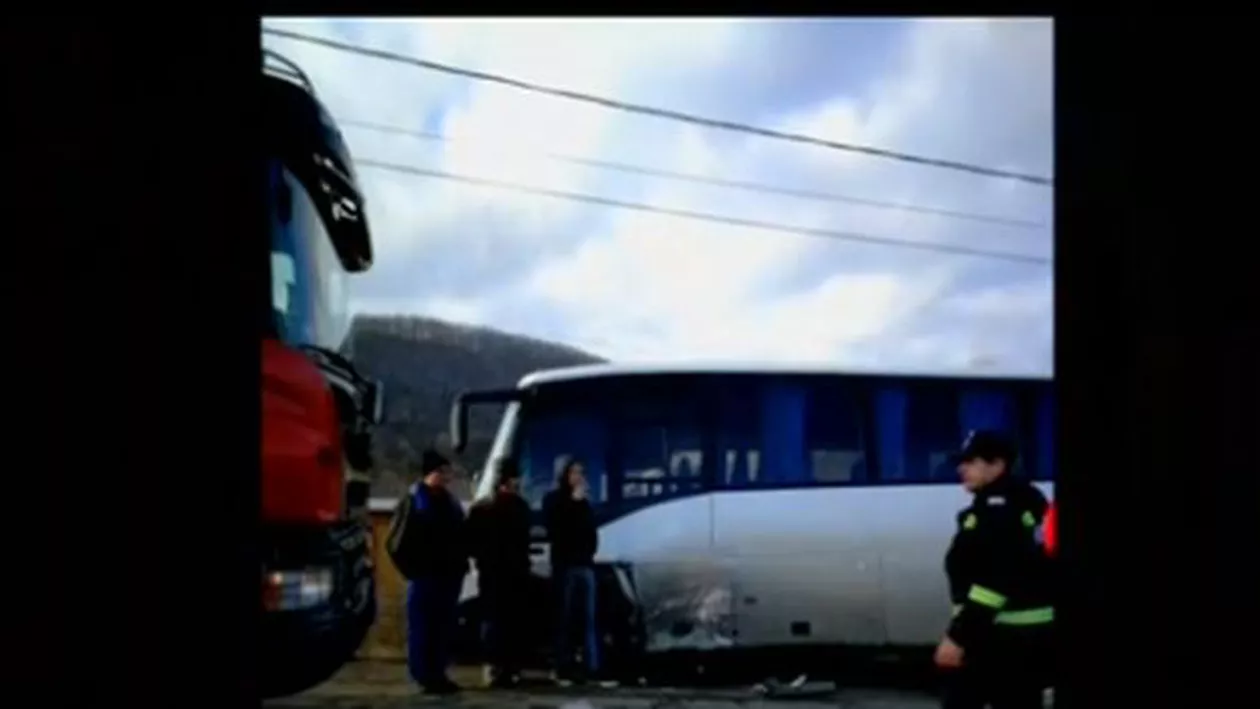 Plan roșu de intervenție în județul Bacău: Autocar cu 27 de pasageri, implicat într-un grav accident (FOTO)