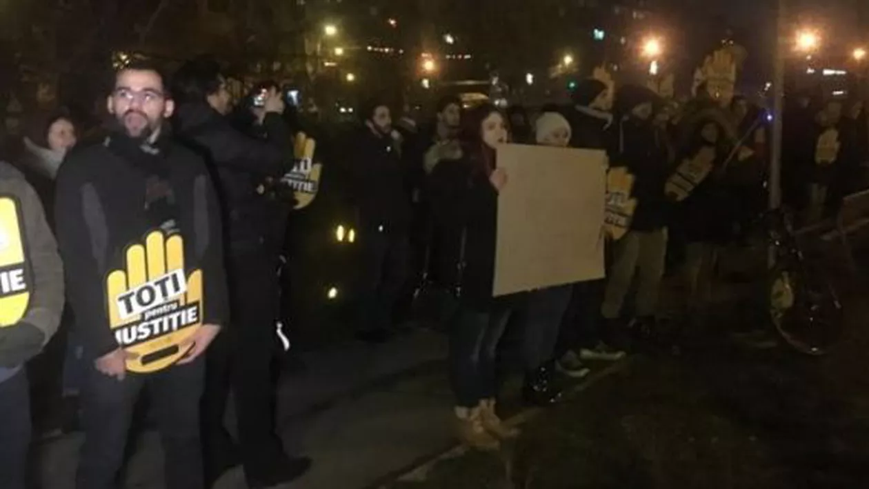 Protest în fața sediului PSD Timiș, față de modificările legilor justiției (FOTO)