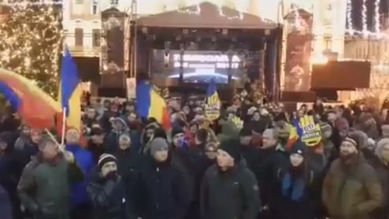 ”Revoluția continuă!”: Timișorenii contestă în stradă modificările legilor justiției (FOTO, VIDEO)