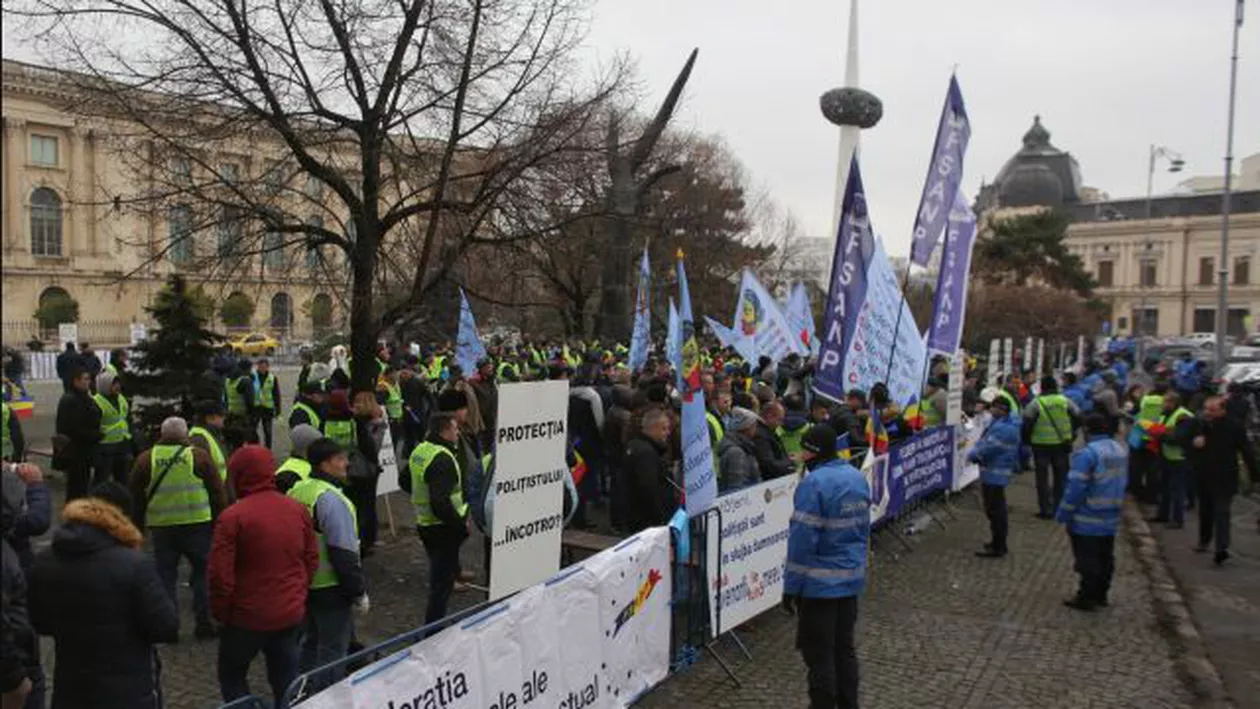 Proteste de amploare în fața Ministerului de Interne: Polițiștii și angajații din penitenciare ies să își ceară drepturile (FOTO, VIDEO)