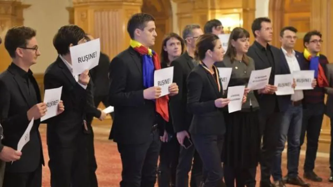 Reguli doar pentru opoziție: Deputații USR sunt blocați să intre în Senat, iar Marian Neacșu, care nu e parlamentar, stă la loc de cinste în Camera Deputaților și dă ordine (FOTO)