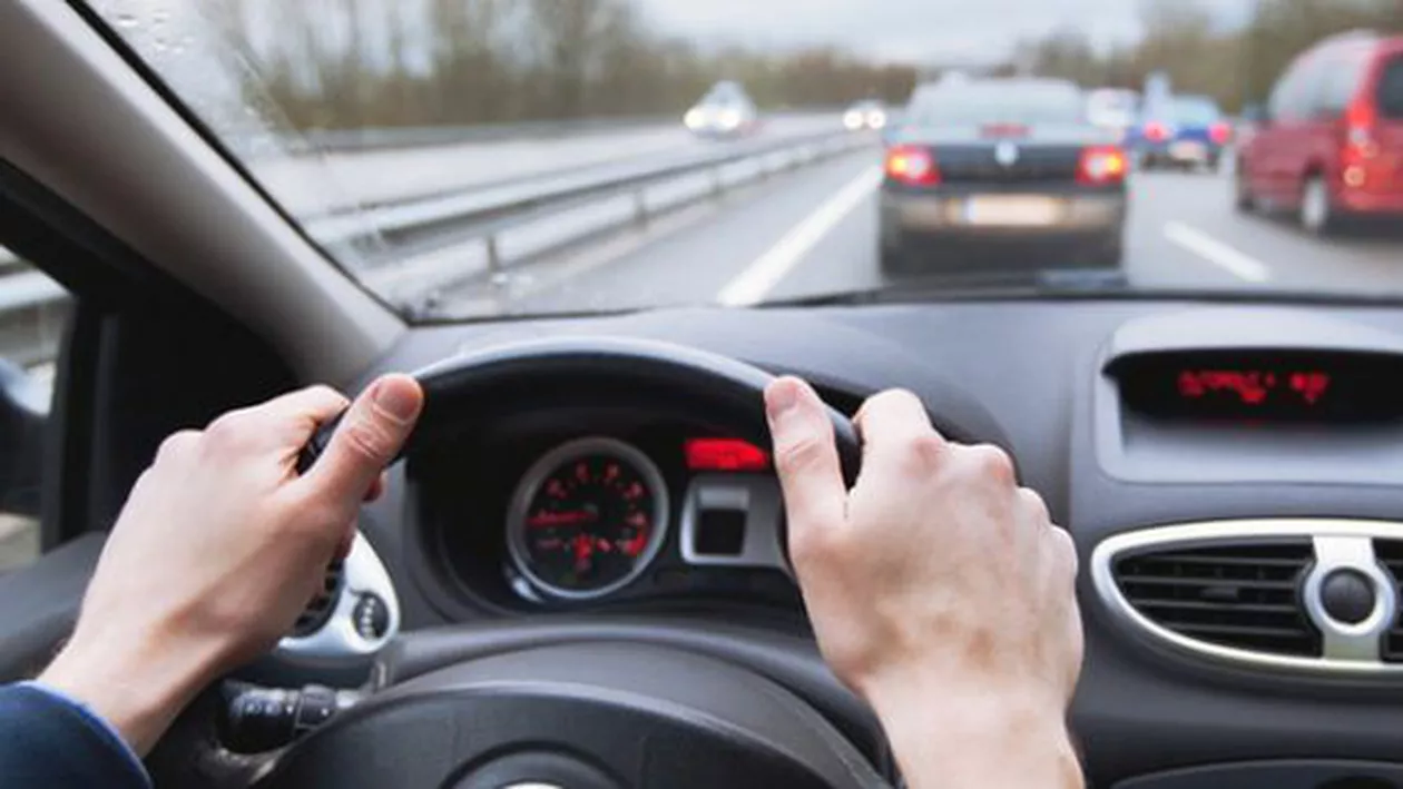 Nemulţumit că nu și-a primit salariul, un vâlcean a fugit cu mașina de serviciu