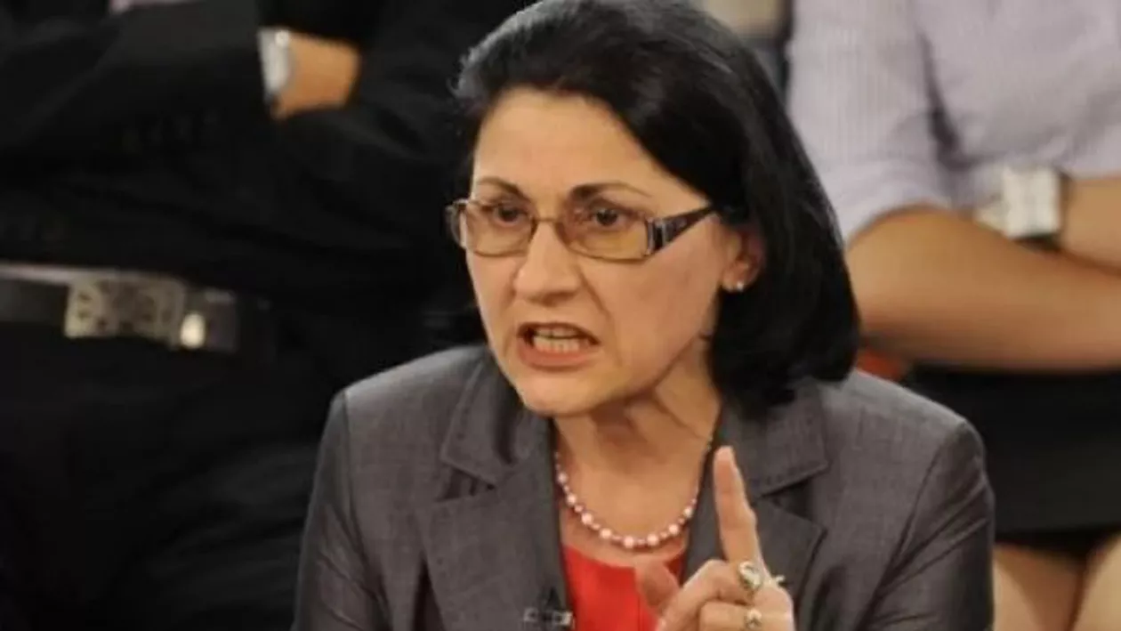 Respectul pentru cărți al veșnicului ministru de la Educație: Gestul din plen al Ecaterinei Andronescu (VIDEO)