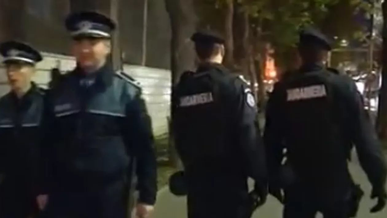 SCANDALOS! Polițiști BĂTUȚI de un fost PUȘCĂRIAȘ în secție (VIDEO)