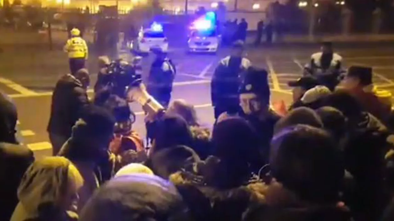 O nouă seară de proteste în fața Parlamentului (VIDEO)