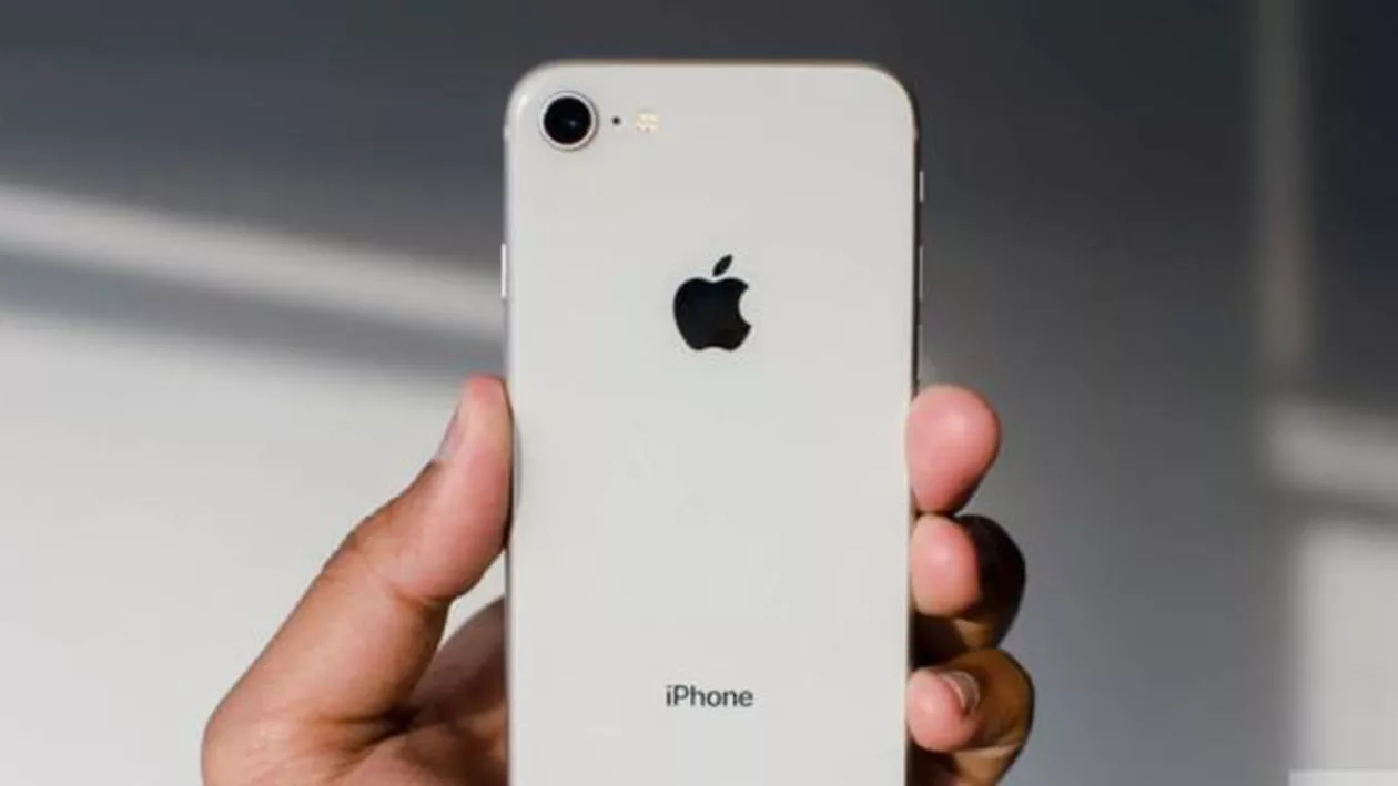 Apple a recunoscut că ÎNCETINEȘTE ÎN MOD INTENȚIONAT modelele vechi de iPhone