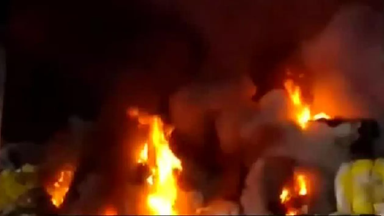 Incendiu de proporții la un depozit din Vaslui: Pompierii sunt în alertă (VIDEO) 