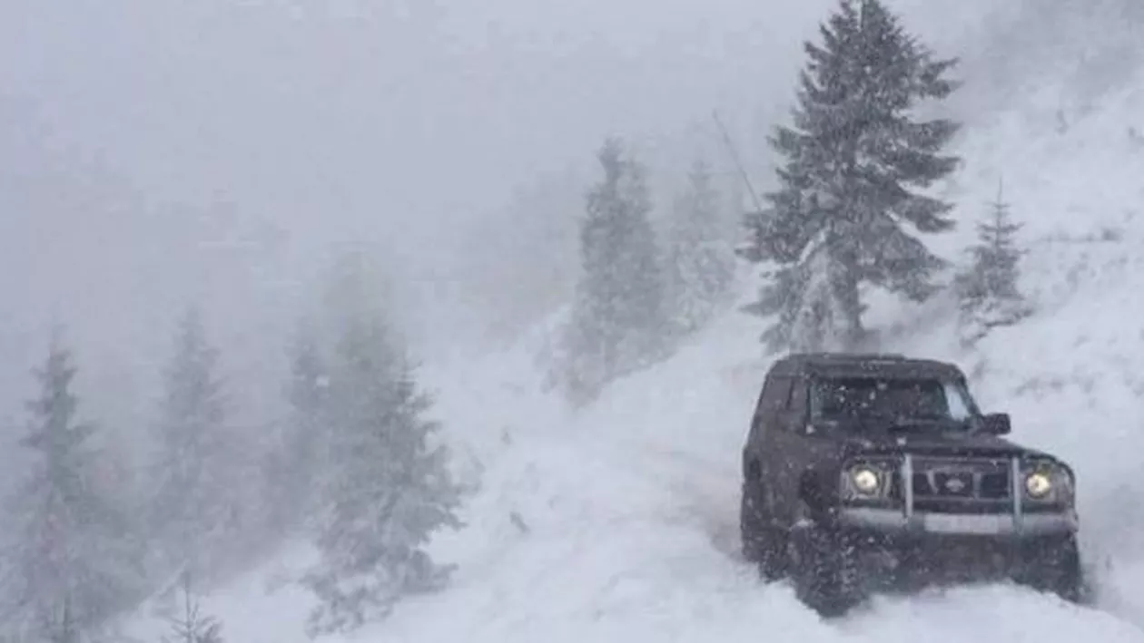 Cod galben și portocaliu de vânt şi ninsori în zona montană din mai multe județe: Vântul va sufla cu peste 120 km/h