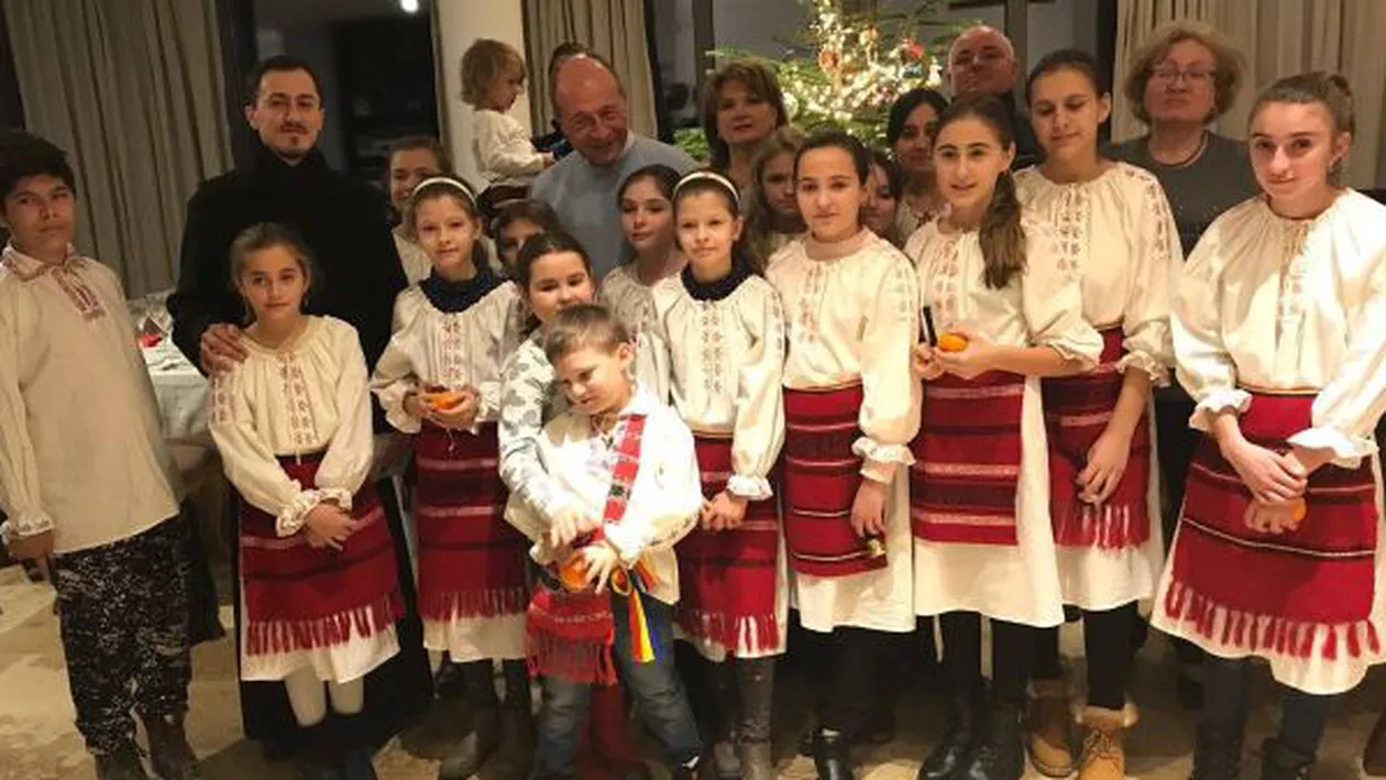 Traian Băsescu, mesaj de Crăciun pentru români: ”Domnii mari de astăzi să-şi deschidă vila, leru-i ler”