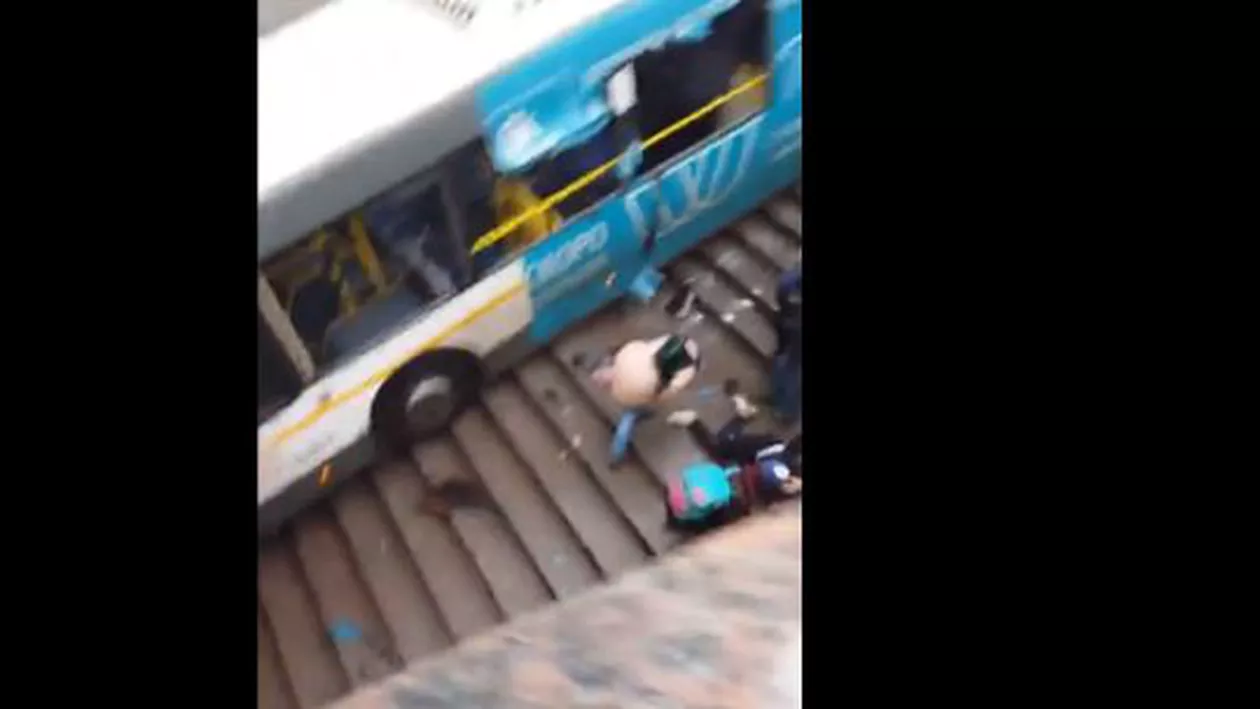 VIDEO ȘOCANT. 5 morți și 15 răniți, după ce un autobuz a intrat într-un pasaj pietonal subteran (VIDEO)