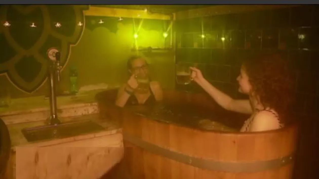 SENZAȚIONAL: Locul unde te scalzi numai FĂRĂ costum de baie și unde te poți SCUFUNDA ÎN BERE!