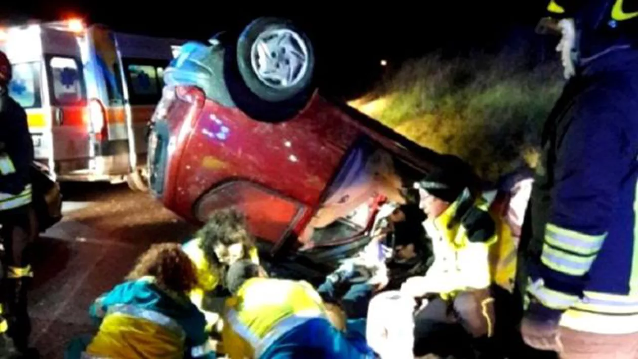 Doi români din Italia s-au RĂSTURNAT cu o mașină furată. Unul e în stare gravă (FOTO)