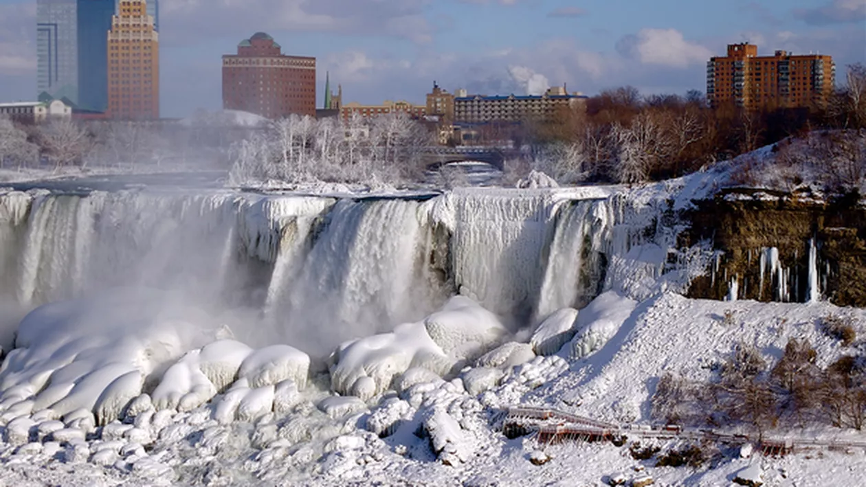 Cascada Niagara pe punctul de a ÎNGHEȚA! Oare cine spune așa minciuni gogonate de îngheață apele? (VIDEO)