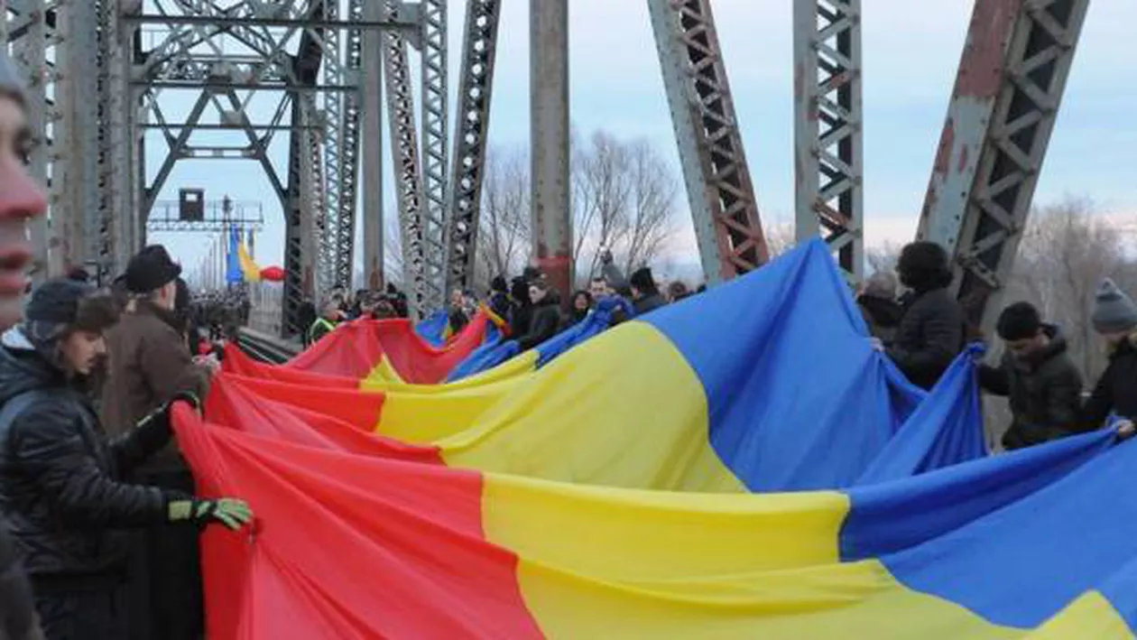 Un TRICOLOR a legat cele două maluri ale Prutului, marcând intrarea în Anul Centenar al Marii Uniri (VIDEO, FOTO)