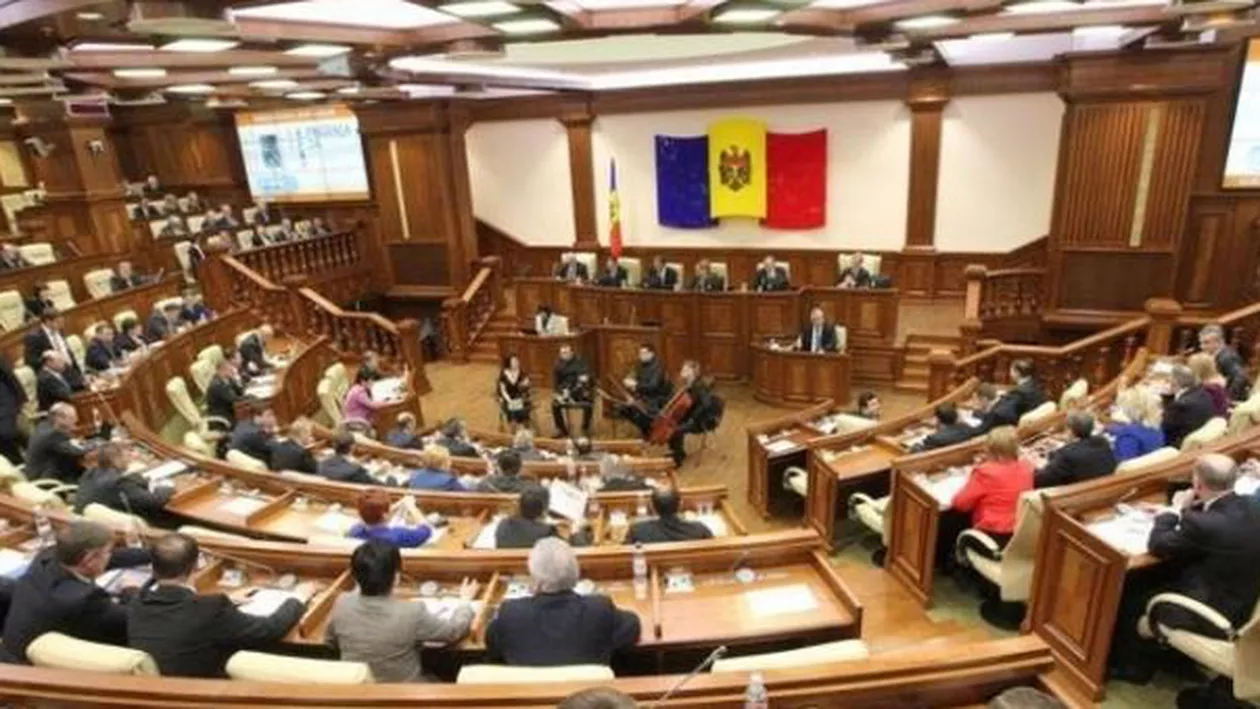 “Este acolo un deputat stilat, numai bun la bot de dat”. Urătură specială pentru parlamentari (VIDEO)