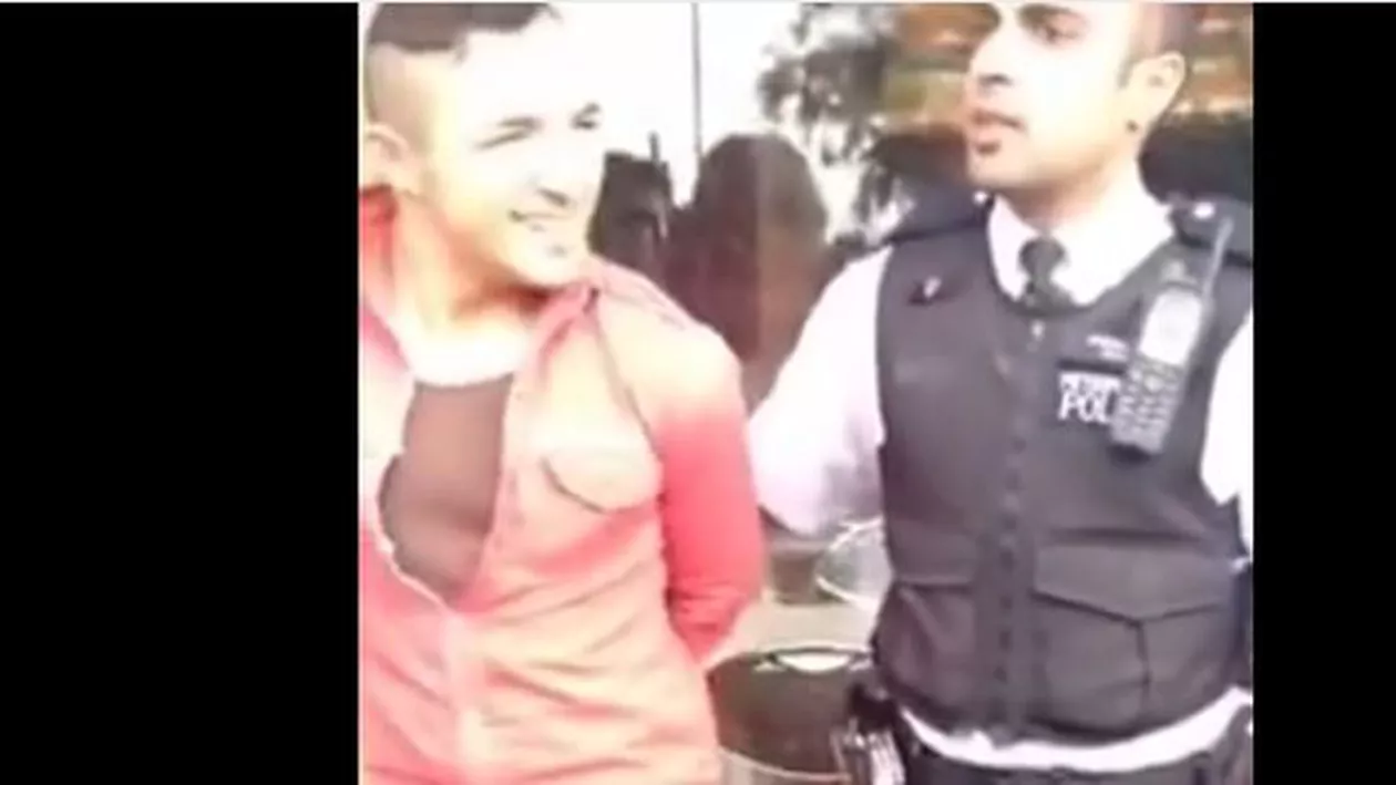 Arestat și încătușat, un cocalar român continuă să danseze în fața polițiștilor londonezi (VIDEO)