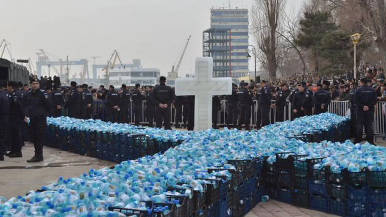 Baie de apă sfințită: 150.000 de sticle cu aghiasmă vor fi împărţite de Bobotează la Constanța