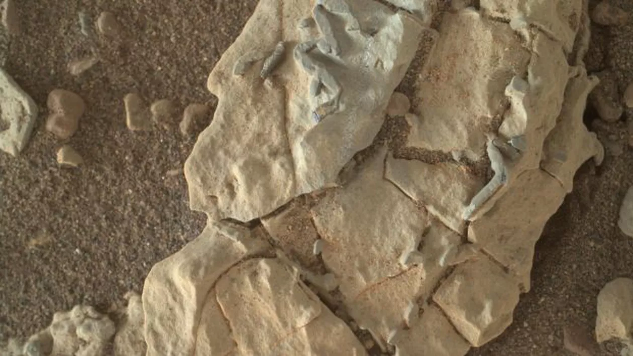 NASA cercetează câteva formațiuni MISTERIOASE găsite pe Marte: "Poate sunt cristale?" (FOTO)