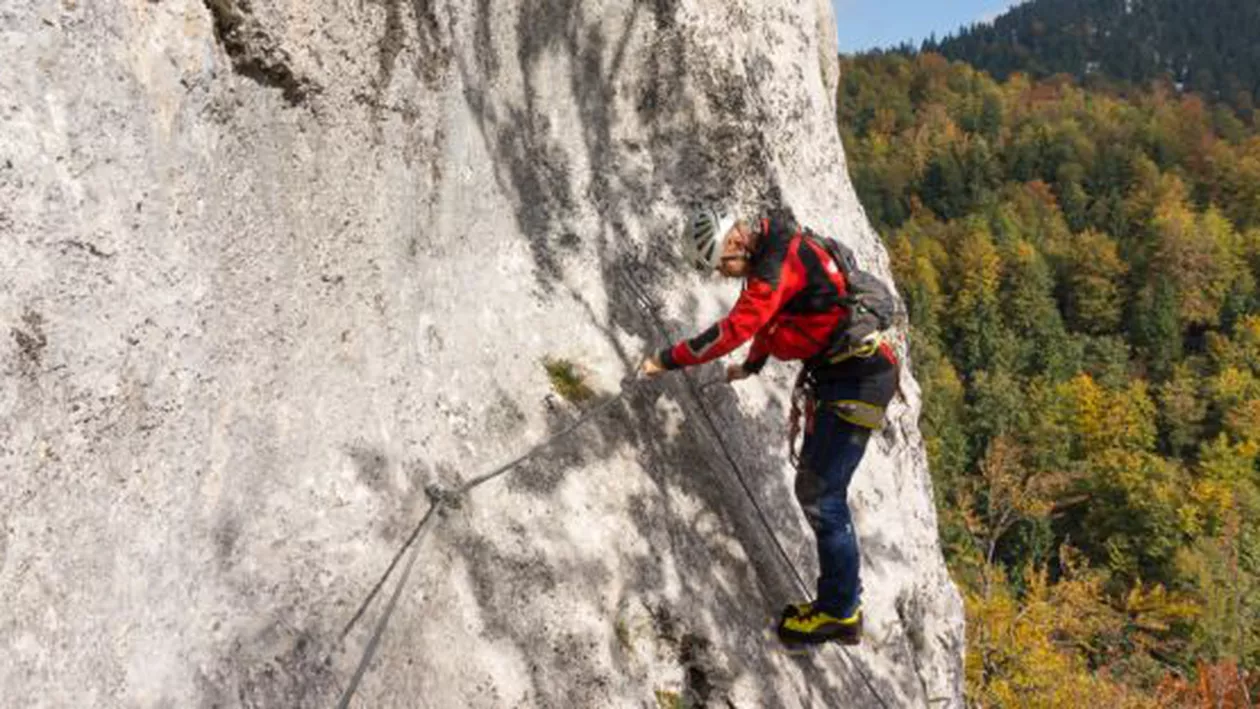 Zeci de metri de cabluri de pe traseele de Via Ferrata au fost furați