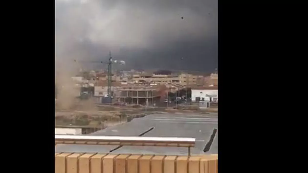 Vreme extremă în Europa: Imagini spectaculoase cu o tornadă din Spania (VIDEO)