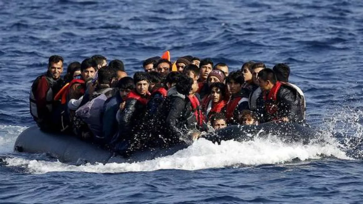 Cel putin 25 de MORȚI în urma unui NAUFRAGIU al unei bărci PNEUMATICE cu migranți în largul coastelor Libiei