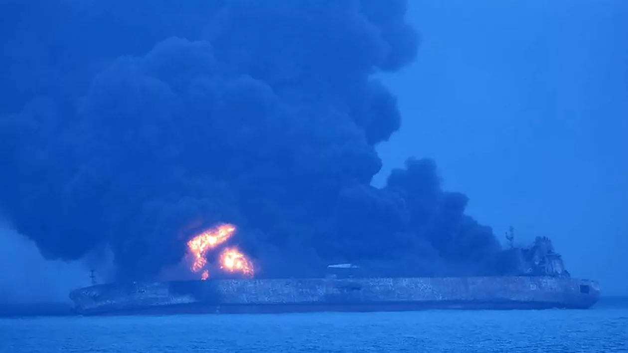 Risc de catastrofă ecologică: Petrolierul iranian care ARDE în largul Chinei, la un pas de EXPLOZIE!