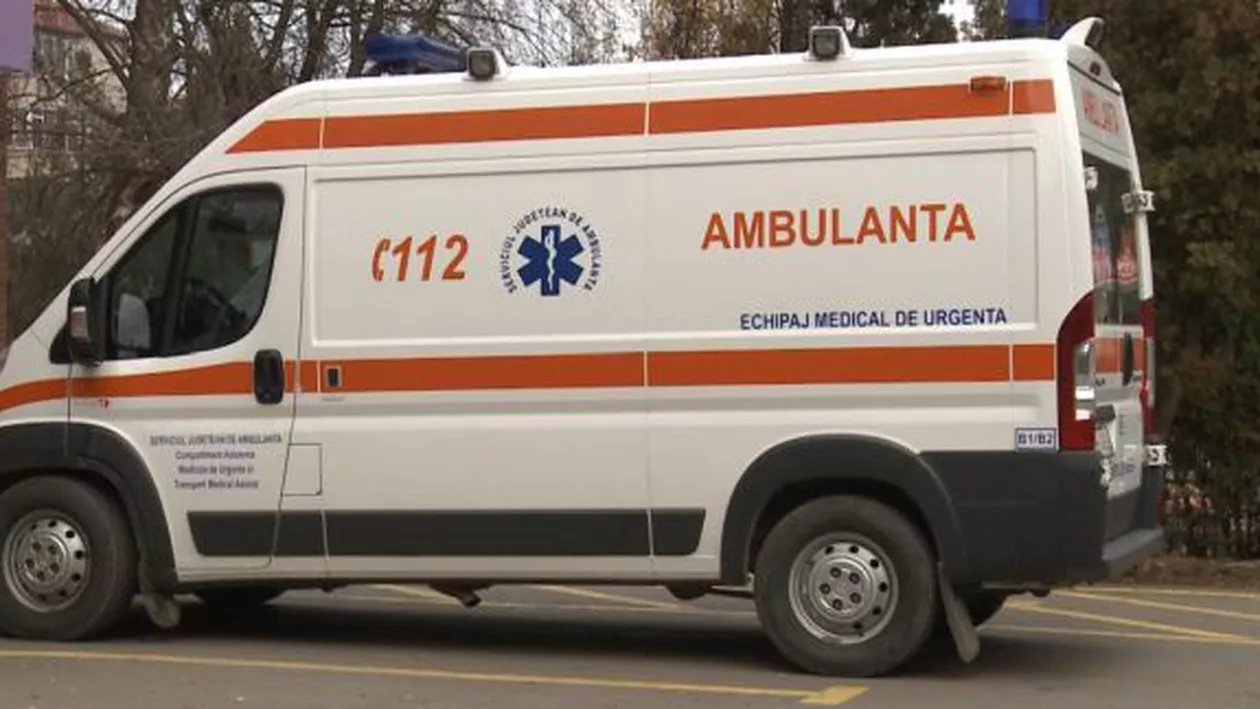 REVOLTĂTOR! O bătrănă BOLNAVĂ DE CANCER, abandonată de ambulanță în fața unui bar