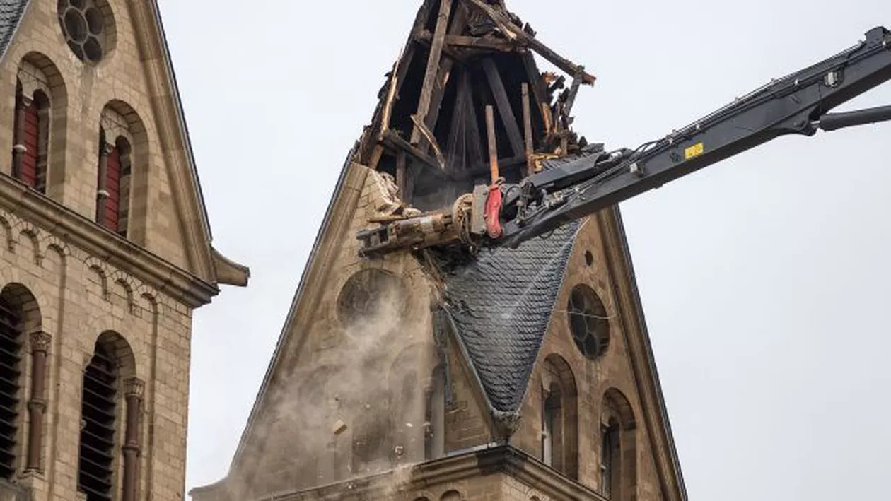 Nemții s-au pus pe DEMOLAT. Imagini TULBURĂTOARE cu demolarea unei biserici care avea statut de MONUMENT DE ARHITECTURĂ (FOTO, VIDEO)