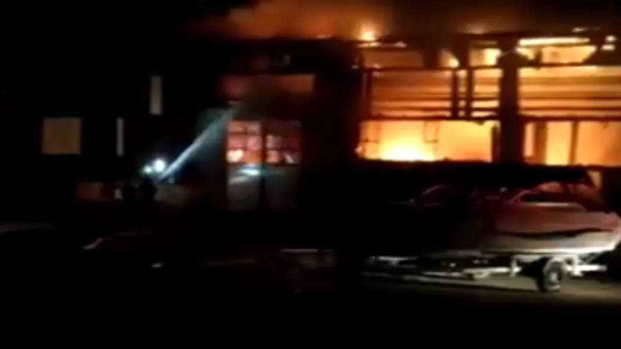 Un parc de autobuze din Tulcea, distrus în proporție de 50% într-un incendiu (VIDEO)