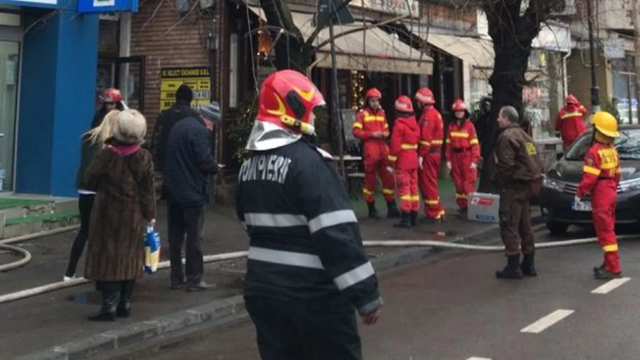 INCENDIU PUTERNIC LA UN BLOC DIN CAPITALĂ (VIDEO)