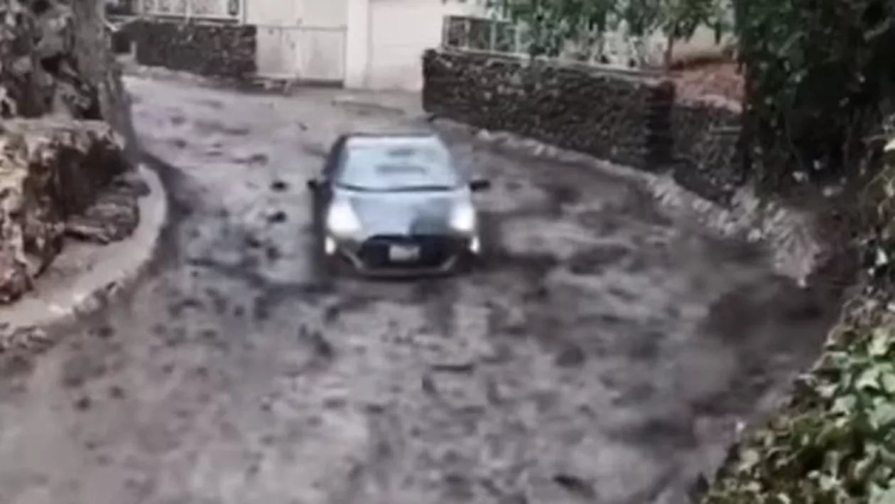 Imagini APOCALIPTICE: Mașină, luată PE SUS de șuvoiul de NOROI (VIDEO)