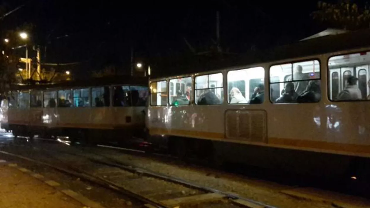 Bărbat din București, în stare critică după ce a fost lovit de tramvai