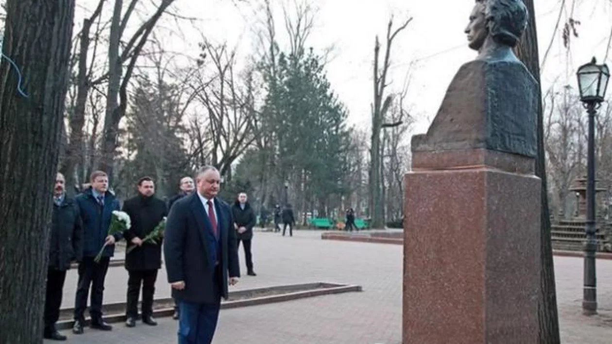 MOLDOVEANUL de Eminescu! Igor Dodon, flori și REVENDICĂRI de ziua poetului național al românilor (VIDEO)