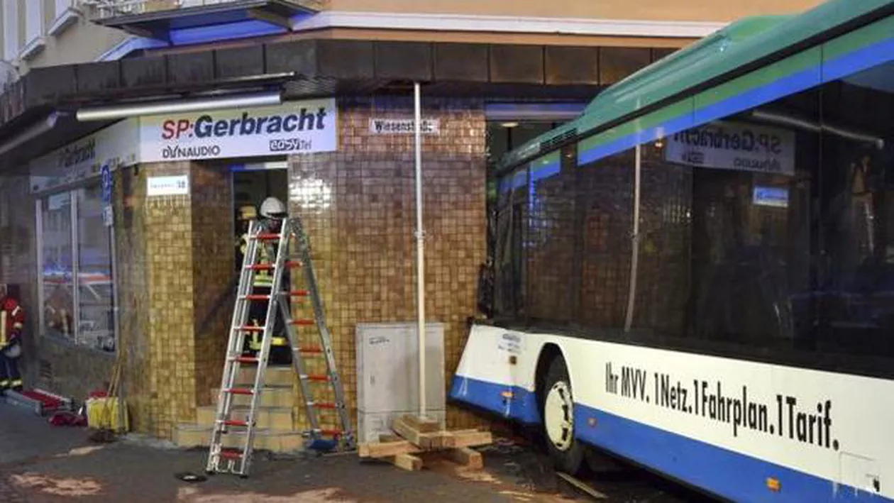 ACCIDENT GRAV: Autobuz şcolar, izbit de zidul unei case! Cel puţin 20 de răniţi