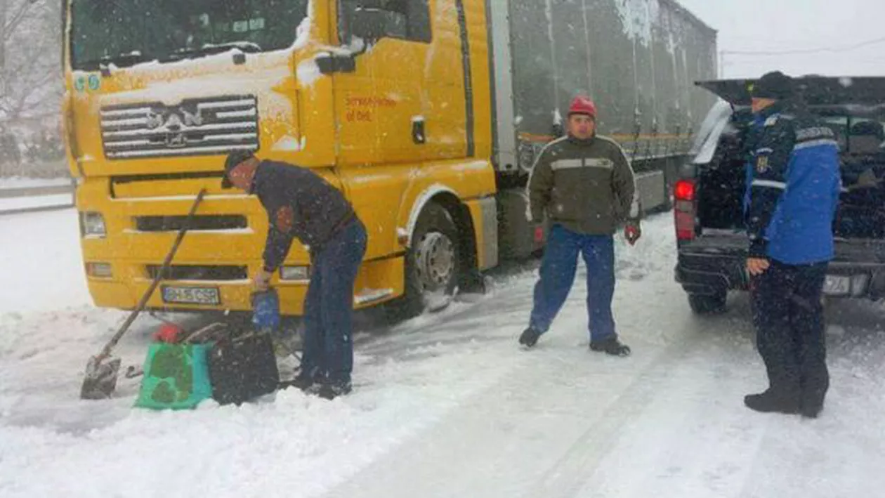 TIR-uri BLOCATE pe Valea Oltului din cauza POLEIULUI