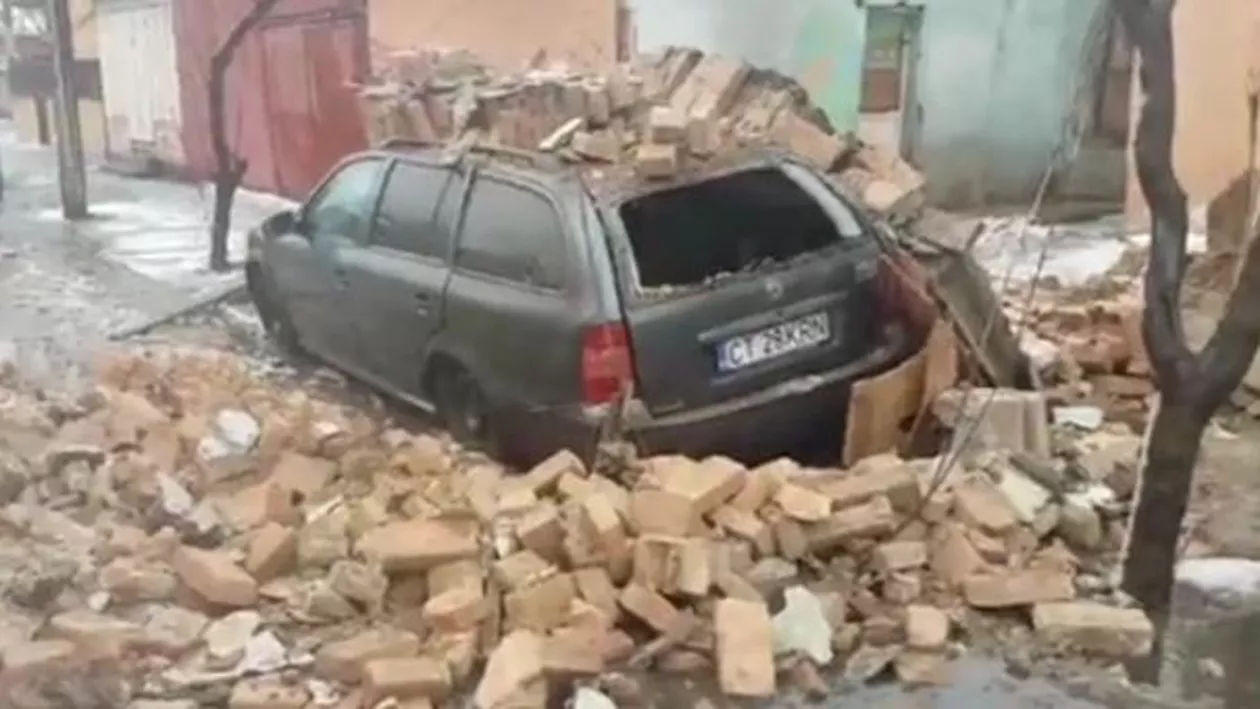 ALERTĂ la Constanța! MAȘINI DISTRUSE DE VÂNT. Un TIR s-a răsturnat pe podul de la Agigea. Tabla de pe locuințele sociale, SMULSĂ (VIDEO, FOTO)